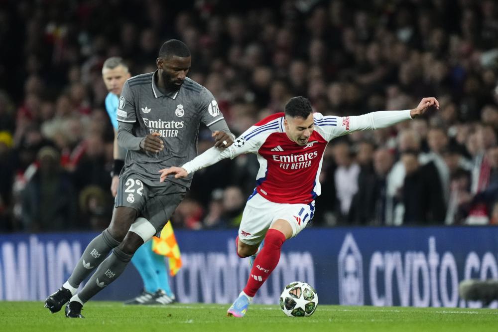 组图：2025赛季F1季前测试 中国车手周冠宇亮相.